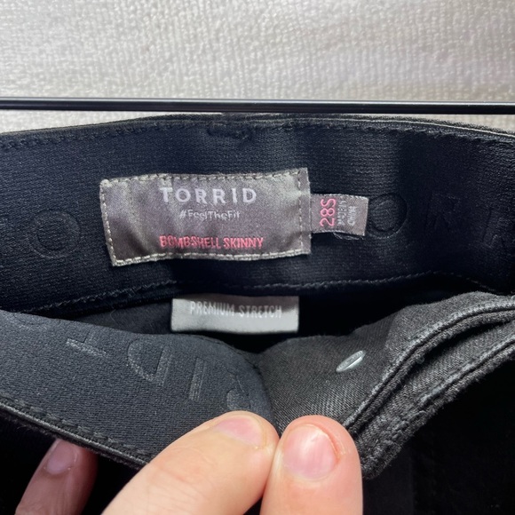 Torrid Distressed Bombshell Skinny Jeans Womens 28W Short Black Denim 2345 - Picture 2 of 9